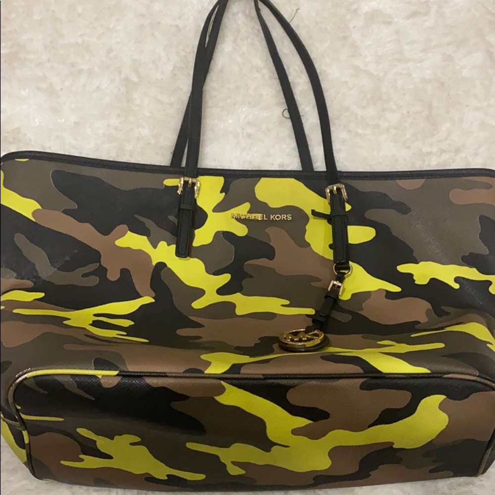 MK camo tote PLZ read description!!!